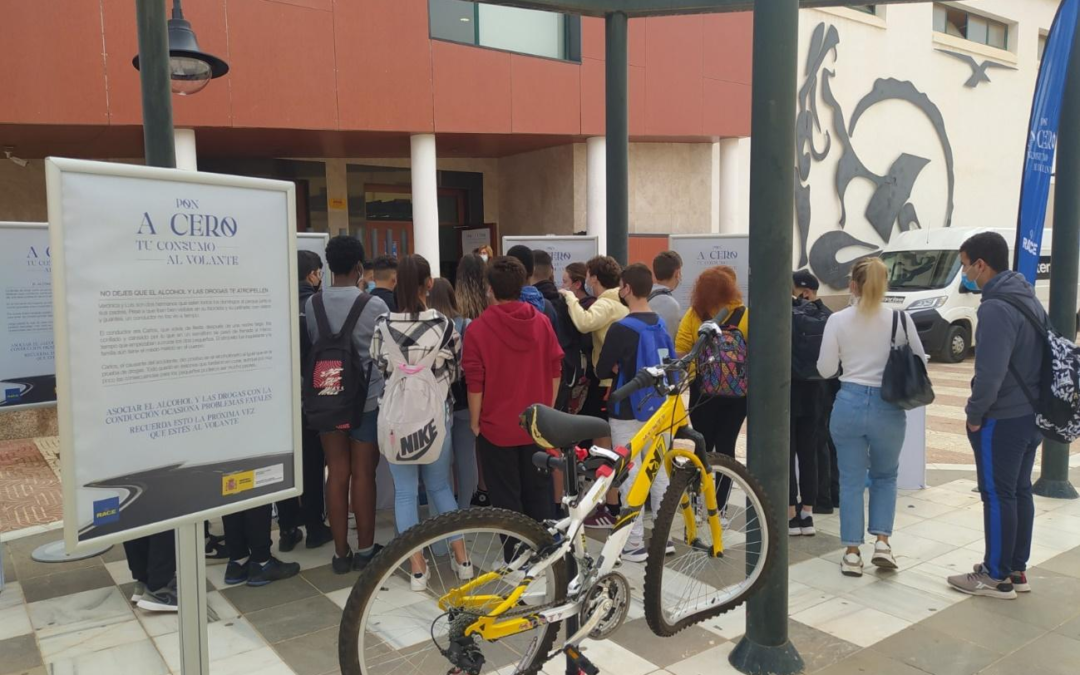 Alumnos frente a la Biblioteca de Roquetas de Mar