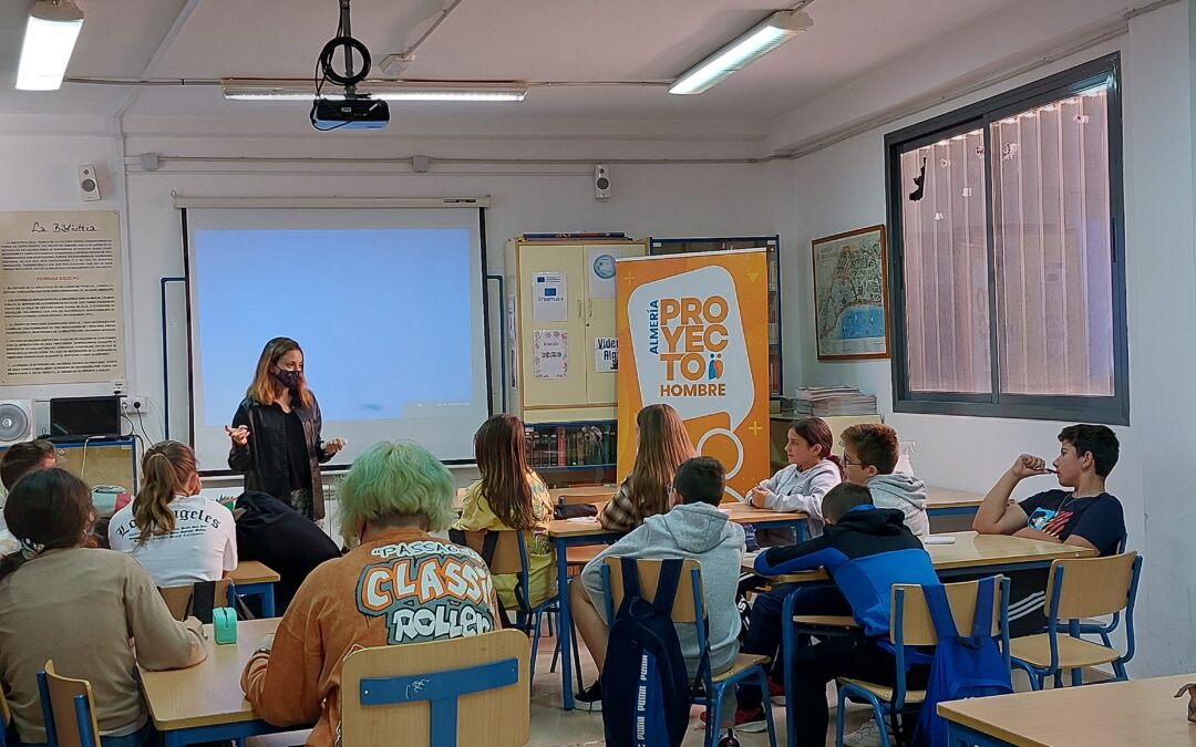 Una tutora instruyendo a los estudiantes en un aula